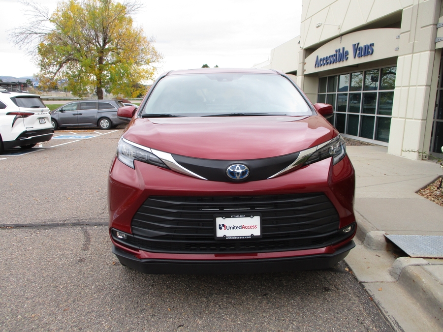 Used 2025 Toyota Sienna Hybrid XLE - BraunAbility Side Entry Entry In Floor Automatic Ramp