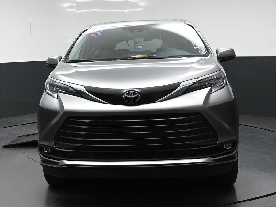New 2026 Toyota Sienna Hybrid XLE Base - BraunAbility Side Entry In Floor Automatic Ramp