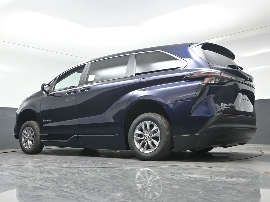 New 2026 Toyota Sienna Hybrid LE - BraunAbility Side Entry Fold Out Automatic Ramp