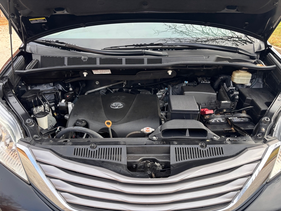 Used 2017 Toyota Sienna XLE Base - BraunAbility Side Entry Entry Fold Out Automatic Ramp