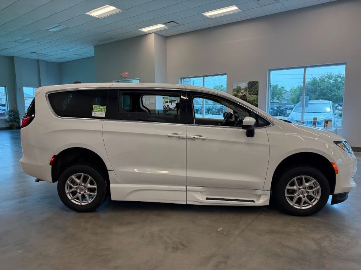 2023 CHRYSLER VOYAGER - Image 2