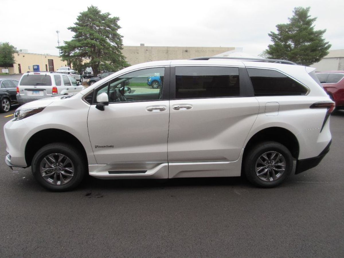 White Toyota Sienna image number 1