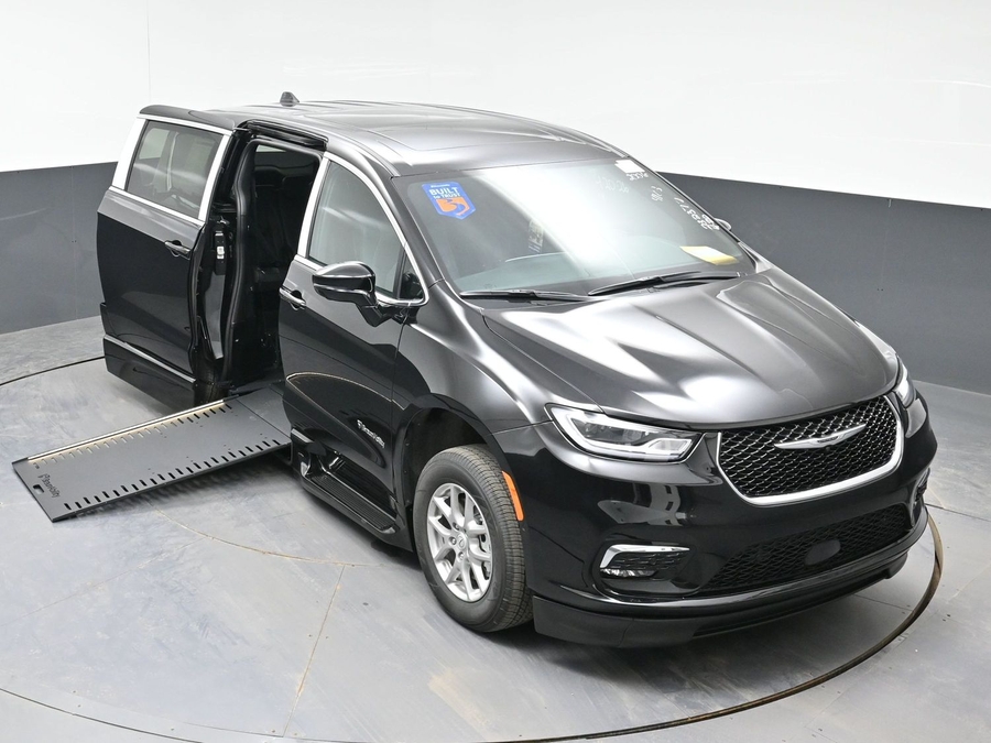 New 2026 Chrysler Pacifica Select Plus - BraunAbility Side Entry Entry In Floor Automatic Ramp