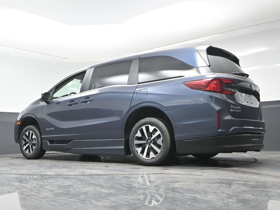 Blue Honda Odyssey image number 17