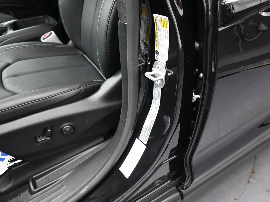 Black Chrysler Voyager image number 13