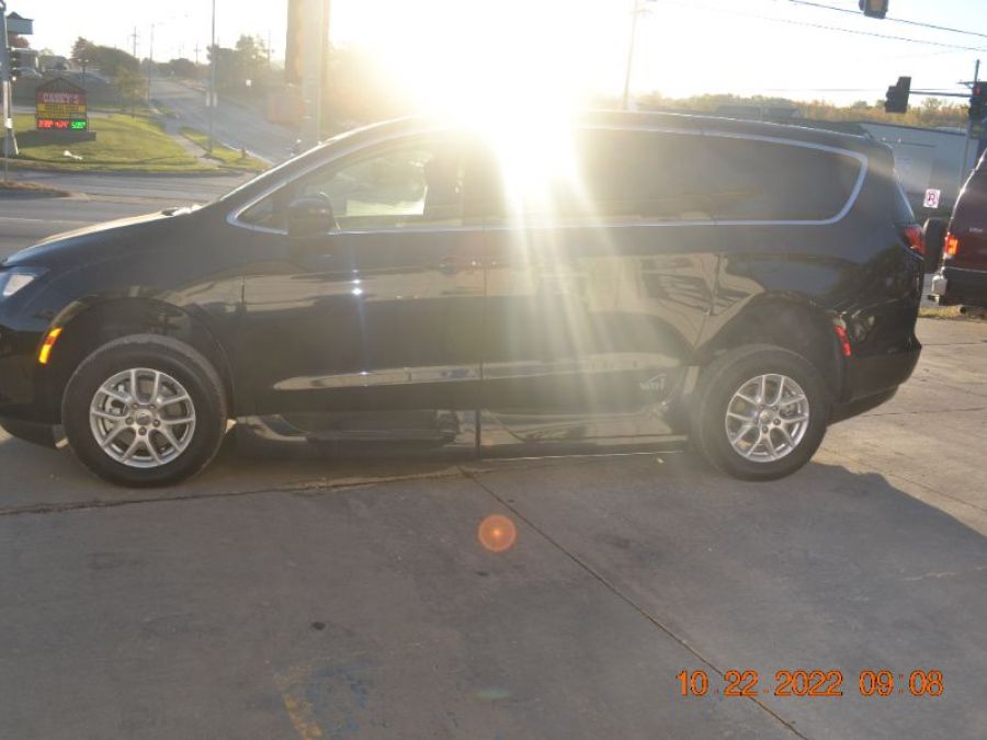 Black Chrysler Voyager image number 2