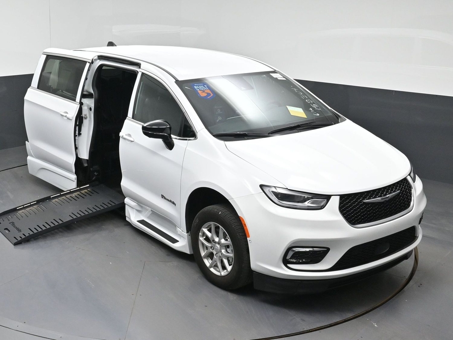 New 2026 Chrysler Pacifica Select Safety - BraunAbility Side Entry Fold Out Automatic Ramp