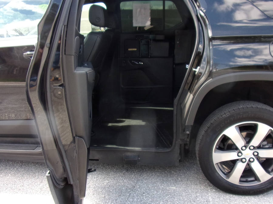 Black Chevrolet Traverse image number 17