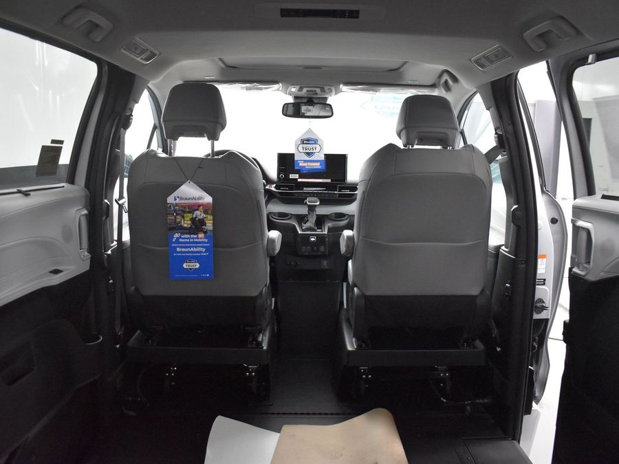 New 2025 Toyota Sienna Hybrid XLE Plus - BraunAbility Side Entry Entry In Floor Automatic Ramp