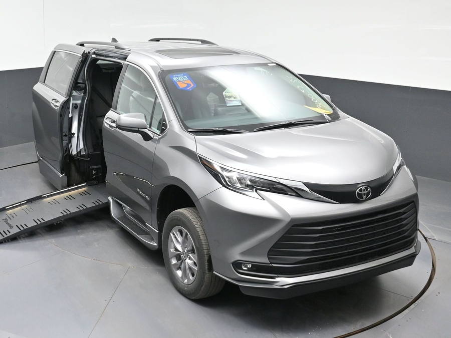 New 2026 Toyota Sienna Hybrid XLE Base - BraunAbility Side Entry Fold Out Automatic Ramp