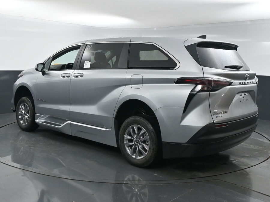 New 2025 Toyota Sienna Hybrid XLE Base - BraunAbility Side Entry Entry Fold Out Automatic Ramp