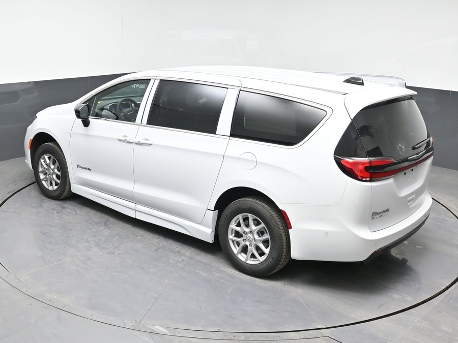 White Chrysler Pacifica image number 24