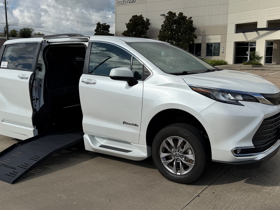 Used 2022 Toyota Sienna Hybrid XLE - BraunAbility Side Entry Fold Out Automatic Ramp
