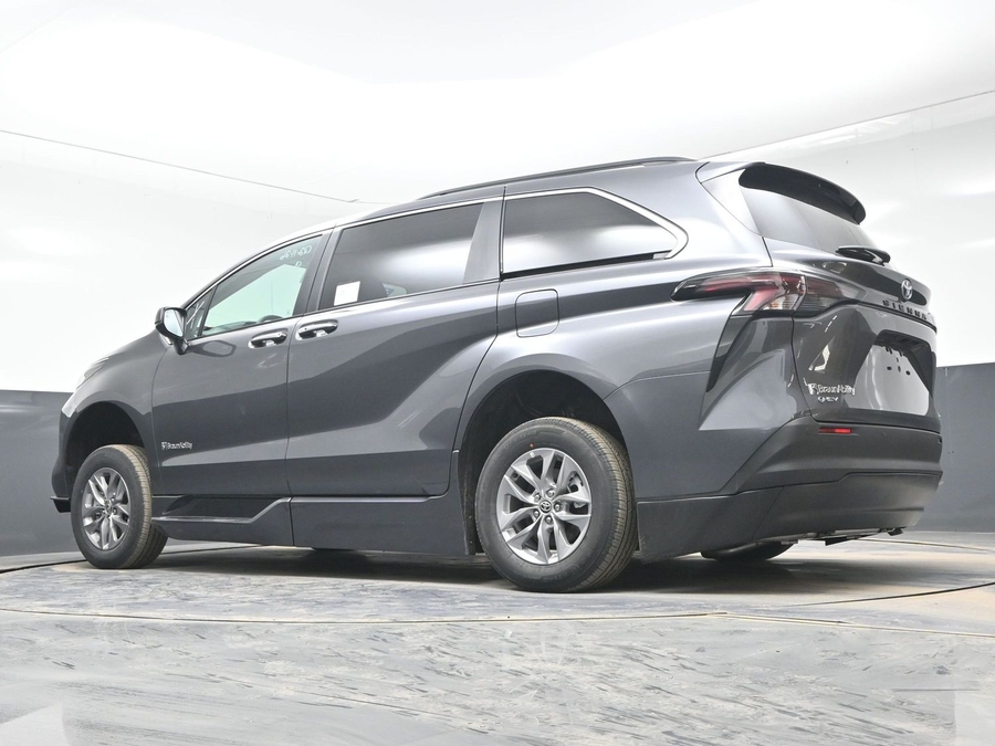 New 2025 Toyota Sienna Hybrid XLE Plus - BraunAbility Side Entry Entry Fold Out Automatic Ramp