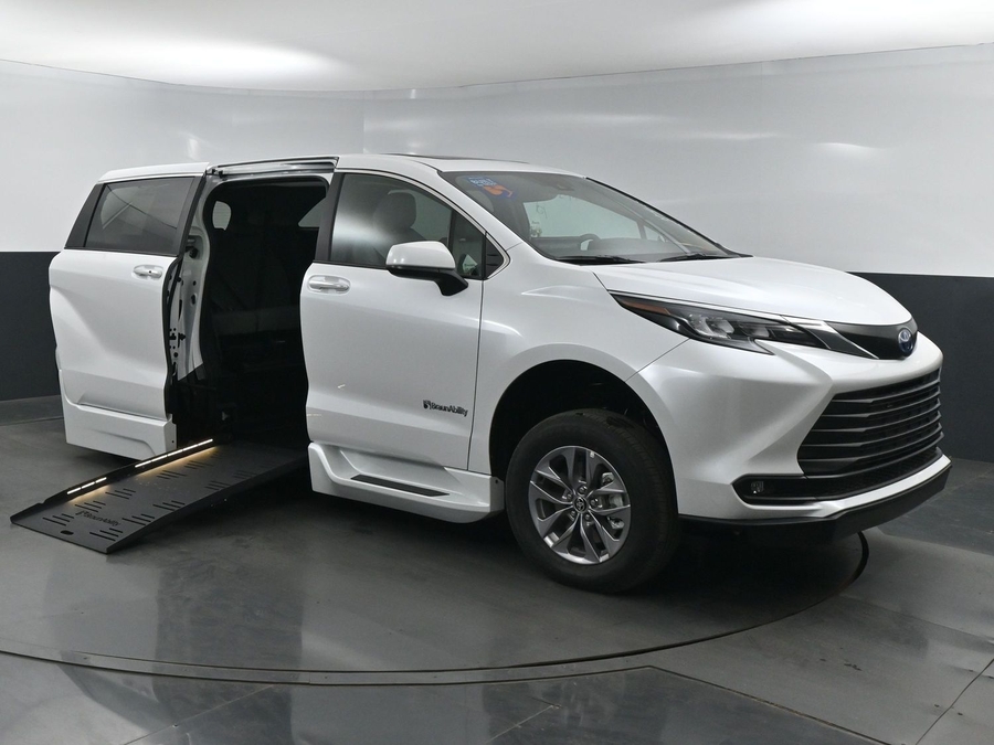 New 2025 Toyota Sienna Hybrid XLE Base - BraunAbility Side Entry Entry Fold Out Automatic Ramp