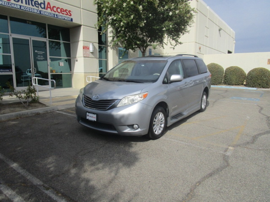 Used 2014 Toyota Sienna XLE - BraunAbility Side Entry Fold Out Automatic Ramp