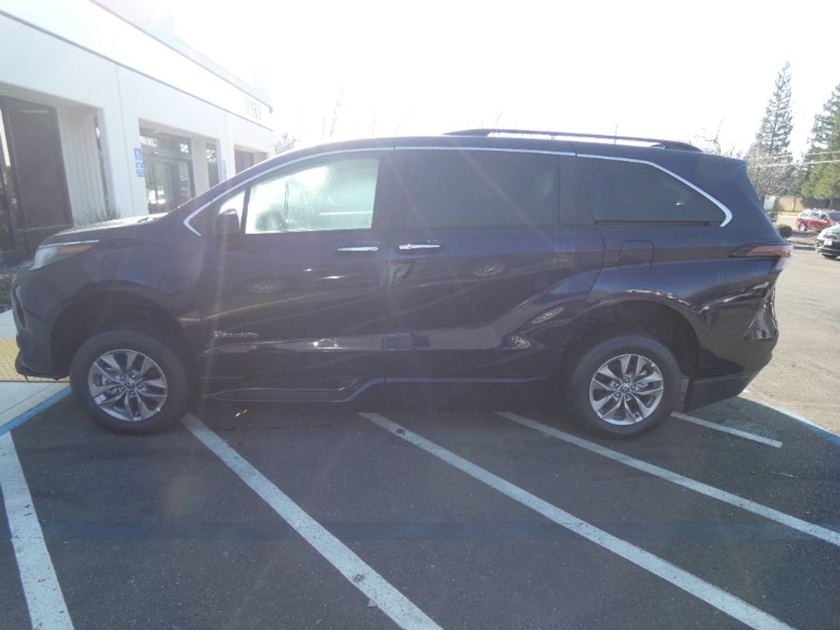 2025 TOYOTA SIENNA - Image 17