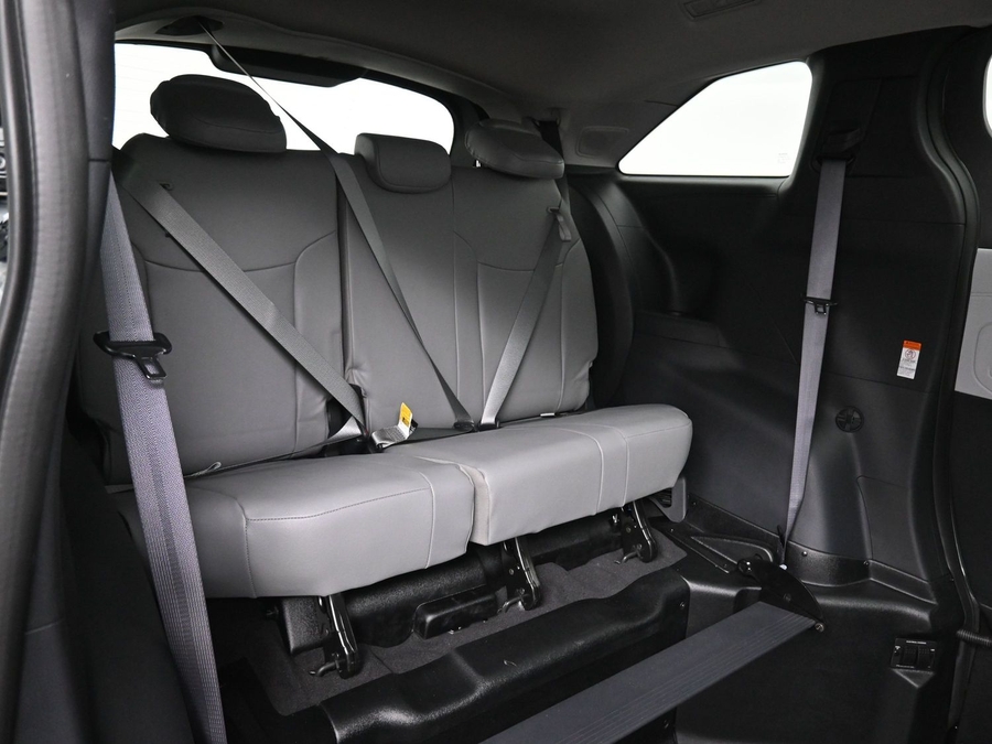 Silver Toyota Sienna image number 9