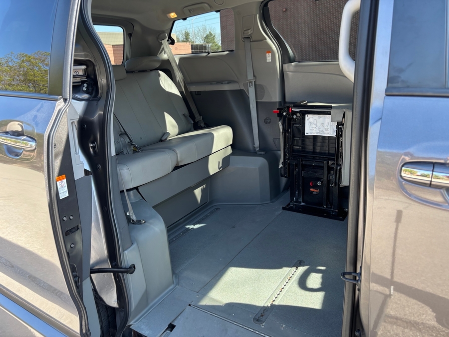 Used 2018 Toyota Sienna XLE - VMI Side Entry Entry In Floor Manual Ramp