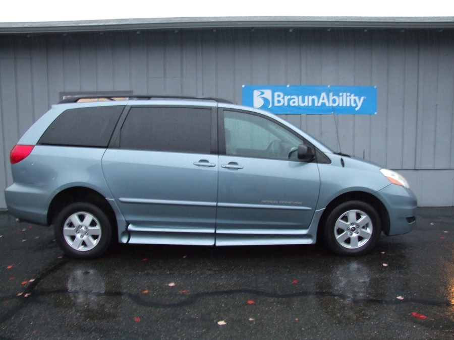 Used 2008 Toyota Sienna LE - BraunAbility Side Entry Entry Fold Out Automatic Ramp