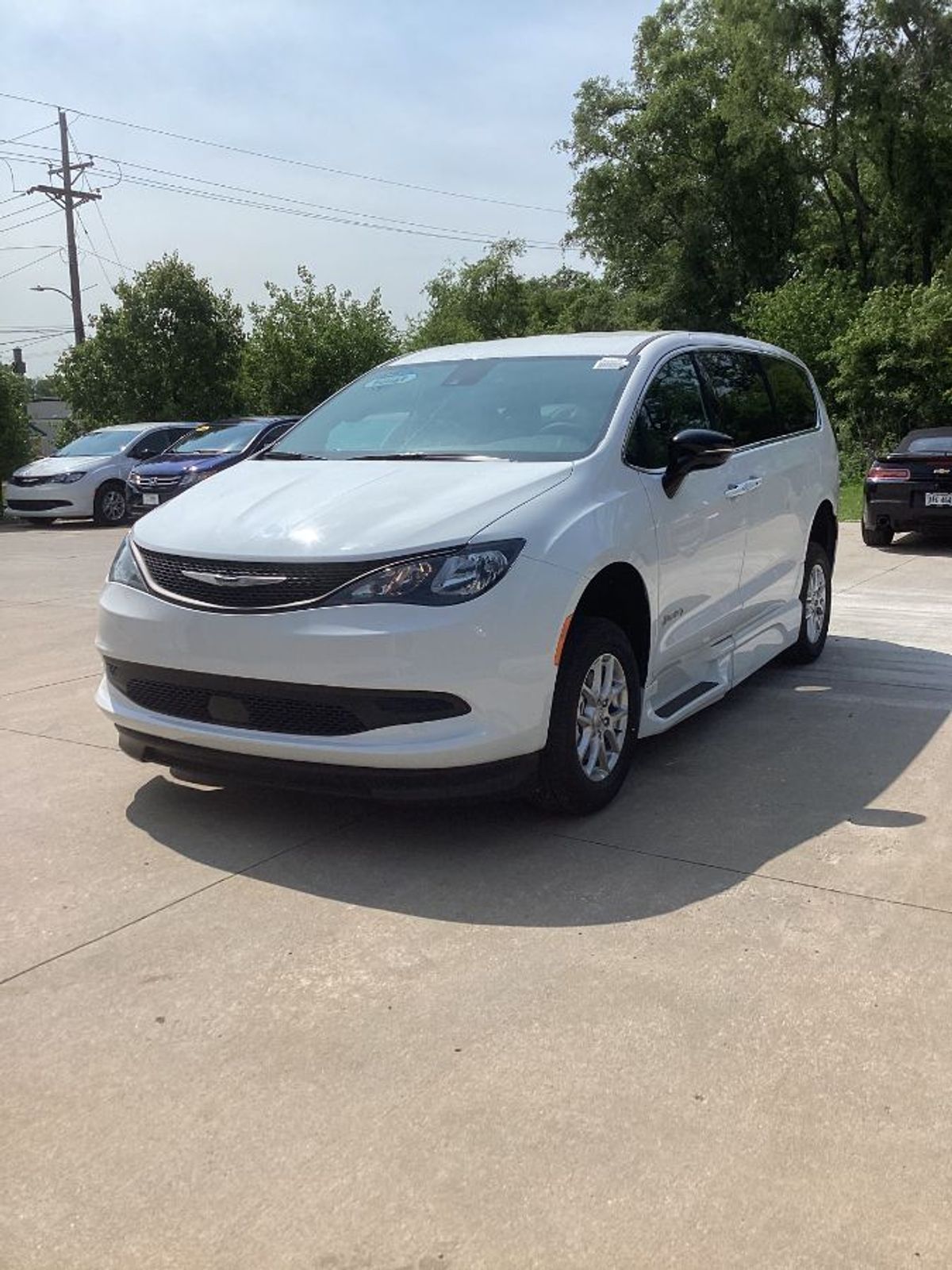 White Chrysler Voyager image number 2