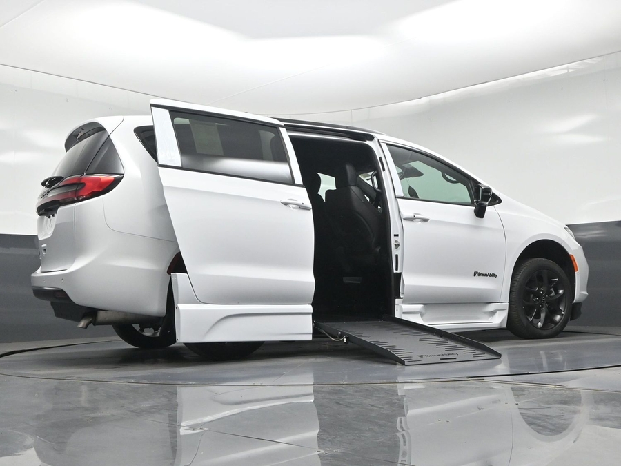 White Chrysler Pacifica image number 13