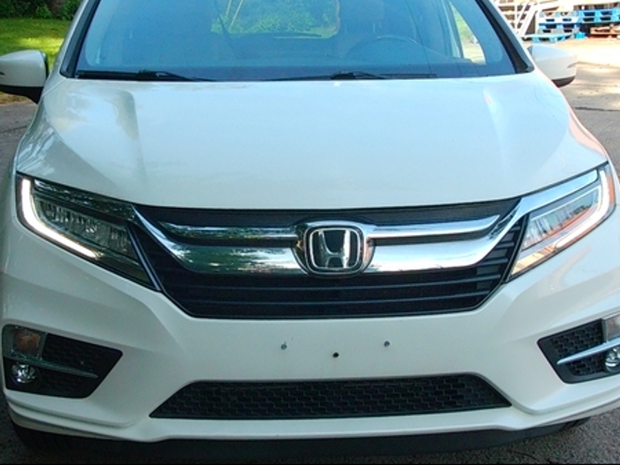 White Honda Odyssey image number 9
