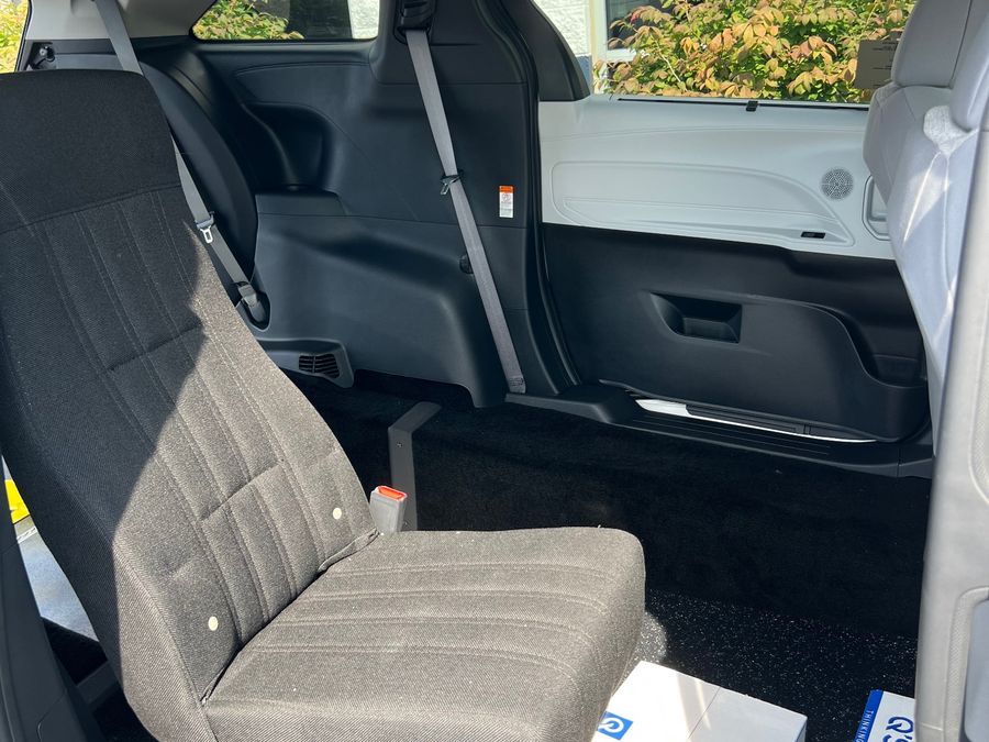 New 2025 Toyota Sienna Hybrid LE - Vantage Mobility Commercial Rear Entry Entry Fold Out Manual Ramp
