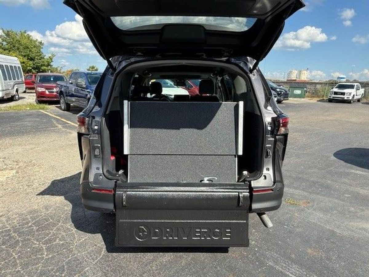 Grey Toyota Sienna image number 8