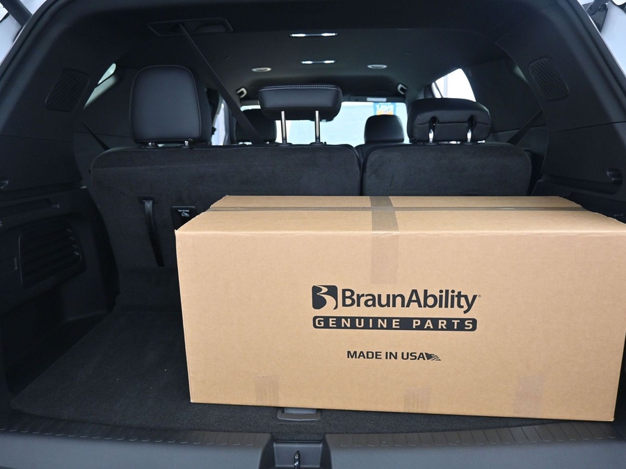 New 2026 Chevrolet Traverse 1LT - BraunAbility Side Entry In Floor Automatic Ramp