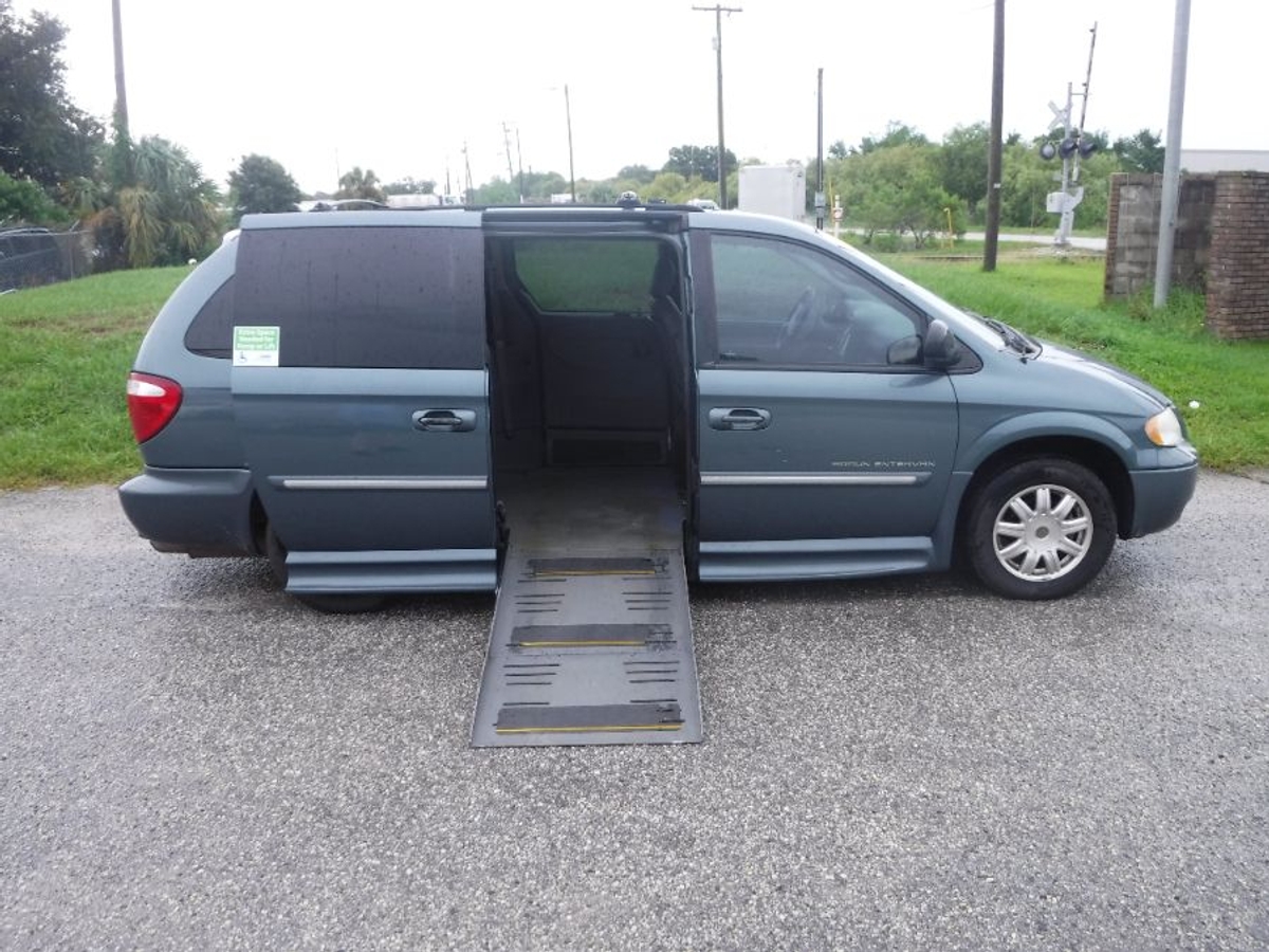 2006 Chrysler Town & Country Touring's photo