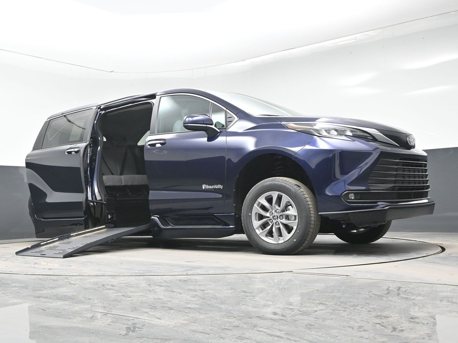 New 2026 Toyota Sienna Hybrid XLE Base - BraunAbility Side Entry Entry Fold Out Automatic Ramp