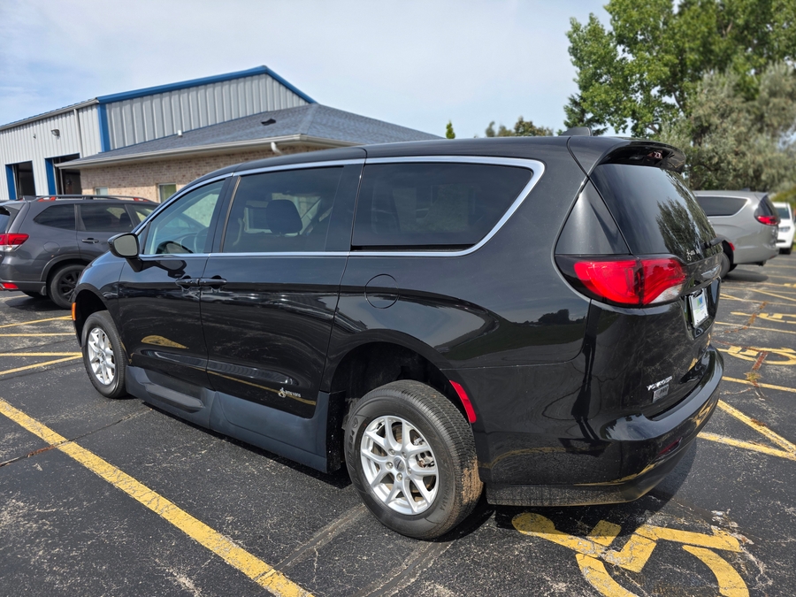 Black Chrysler Voyager image number 4