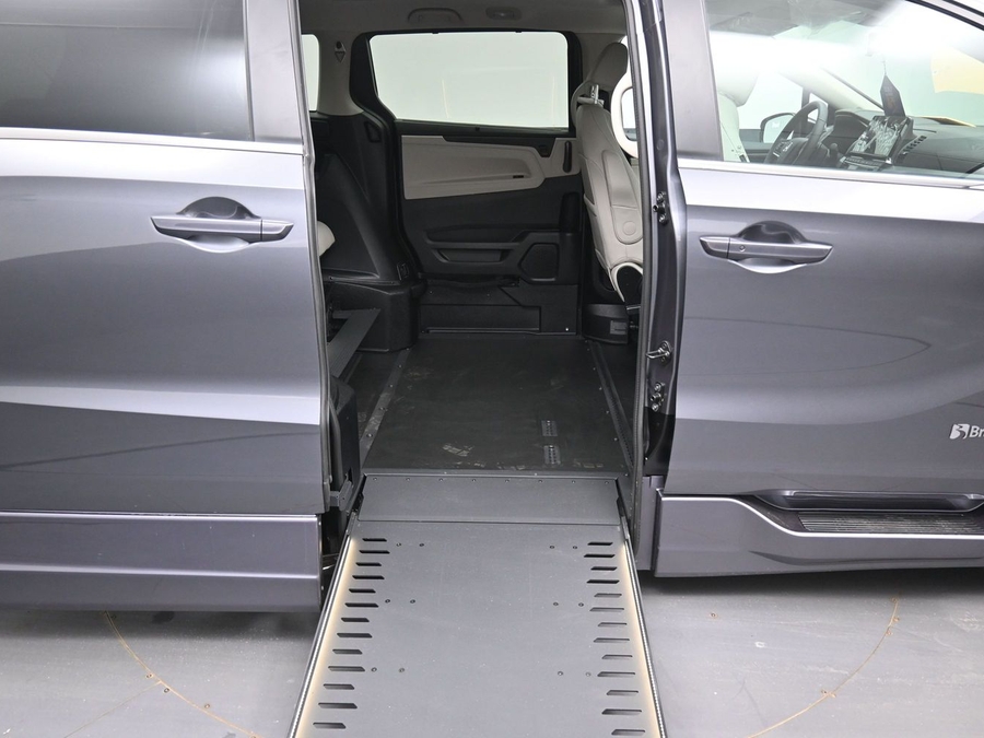 Grey Honda Odyssey image number 9