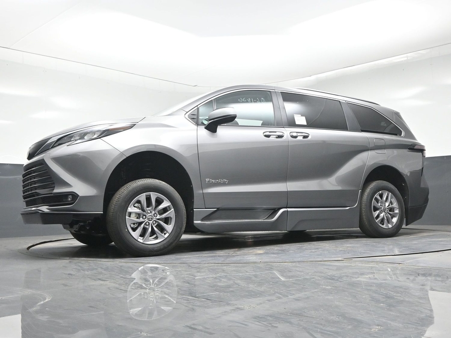 New 2026 Toyota Sienna Hybrid XLE Base - BraunAbility Side Entry Fold Out Automatic Ramp