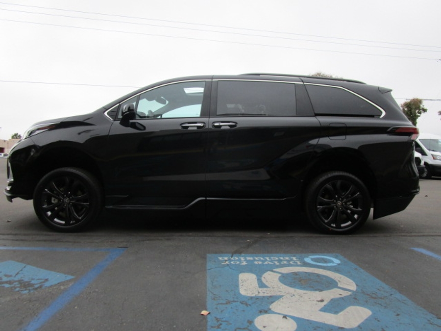 New 2025 Toyota Sienna Hybrid XSE Sport - BraunAbility Side Entry Entry In Floor Automatic Ramp