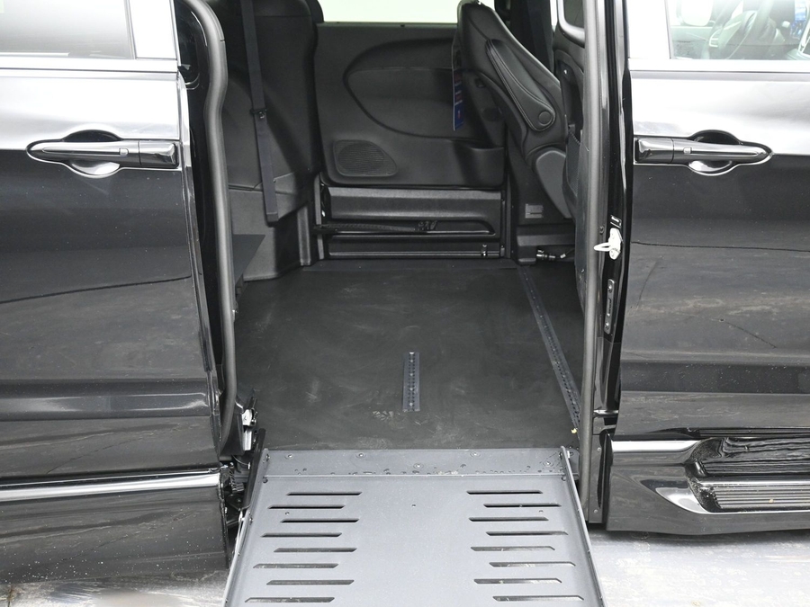 Black Chrysler Pacifica image number 18