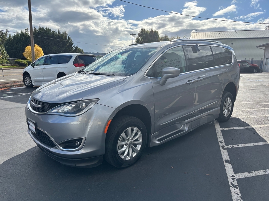 Used 2018 Chrysler Pacifica Touring L - BraunAbility Side Entry Fold Out Automatic Ramp