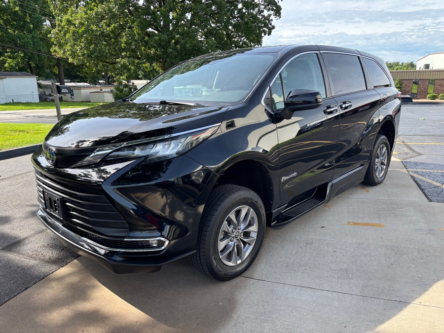 Used 2022 Toyota Sienna XLE - BraunAbility Side Entry Fold Out Automatic Ramp
