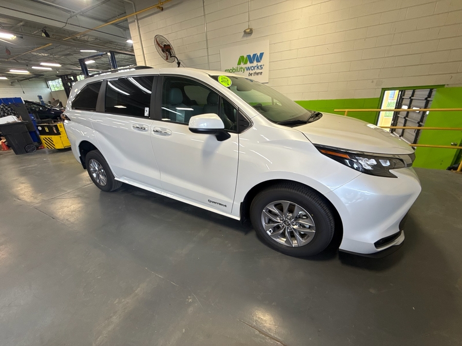 White Toyota Sienna image number 1