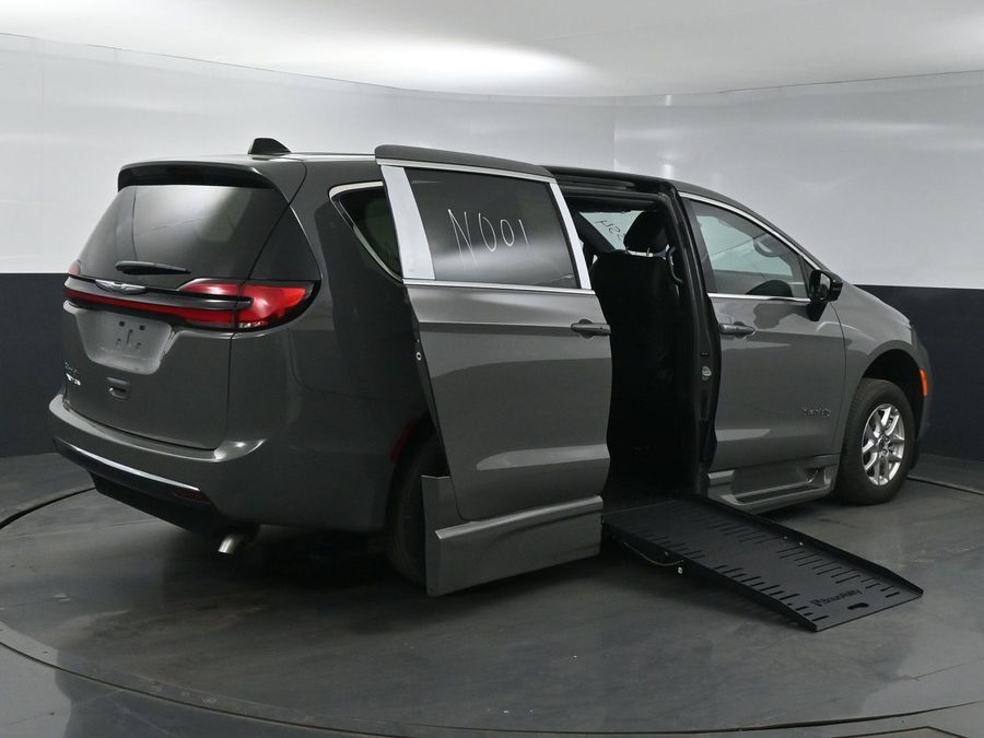 New 2025 Chrysler Pacifica Select Safety - BraunAbility Side Entry Entry Fold Out Automatic Ramp