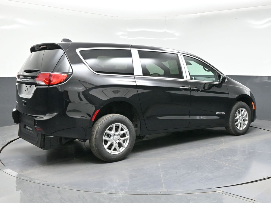 Black Chrysler Voyager image number 6