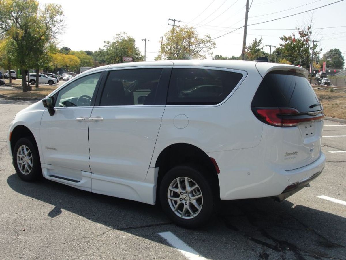 White Chrysler Pacifica image number 3