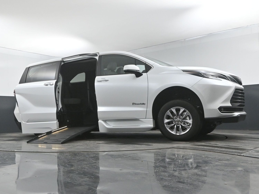 New 2025 Toyota Sienna Hybrid XLE Plus - BraunAbility Side Entry Entry Fold Out Automatic Ramp