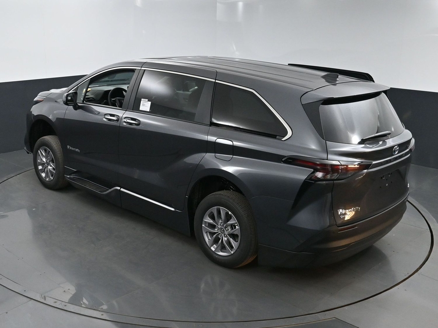 New 2025 Toyota Sienna Hybrid XLE Base - BraunAbility Side Entry Entry Fold Out Automatic Ramp