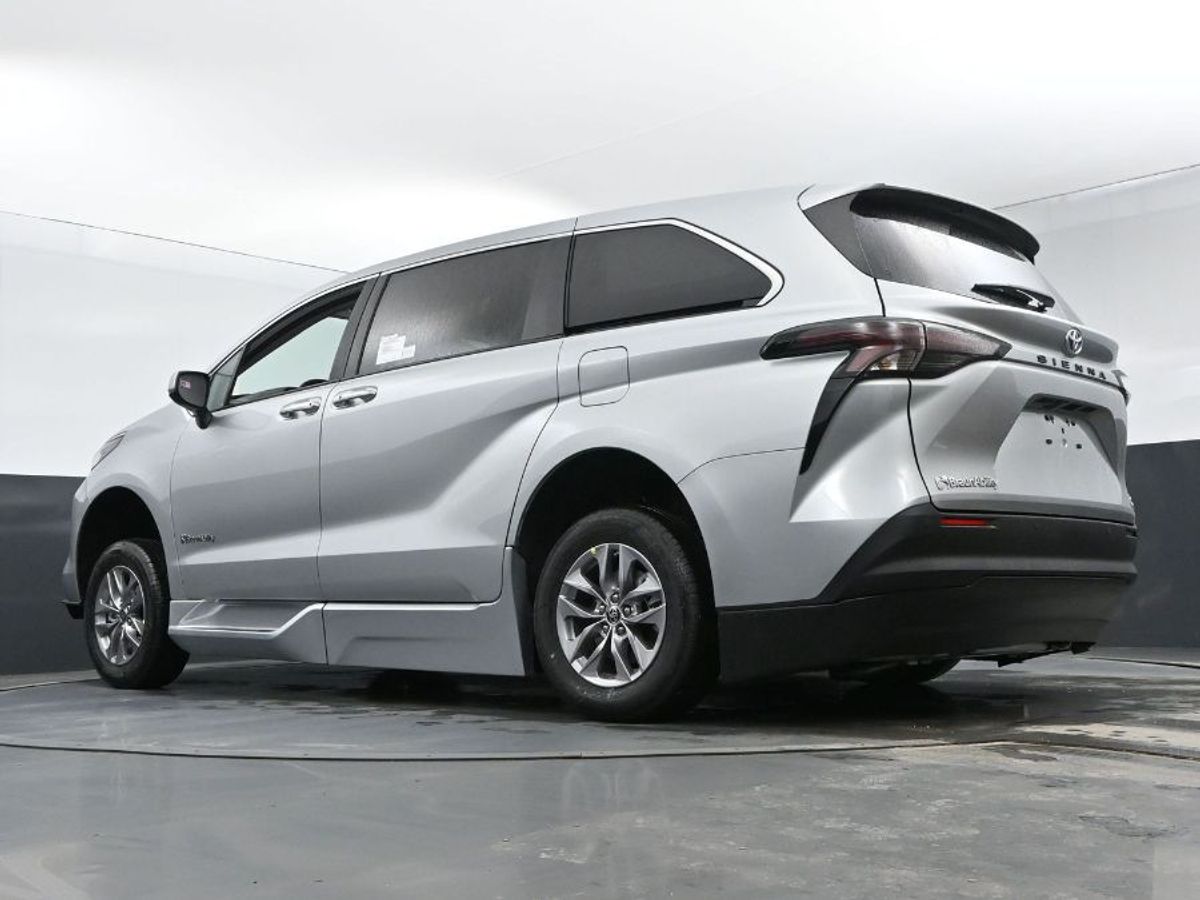 Silver Toyota Sienna image number 17