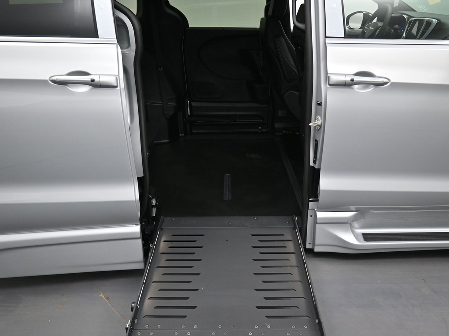 Silver Chrysler Pacifica image number 10