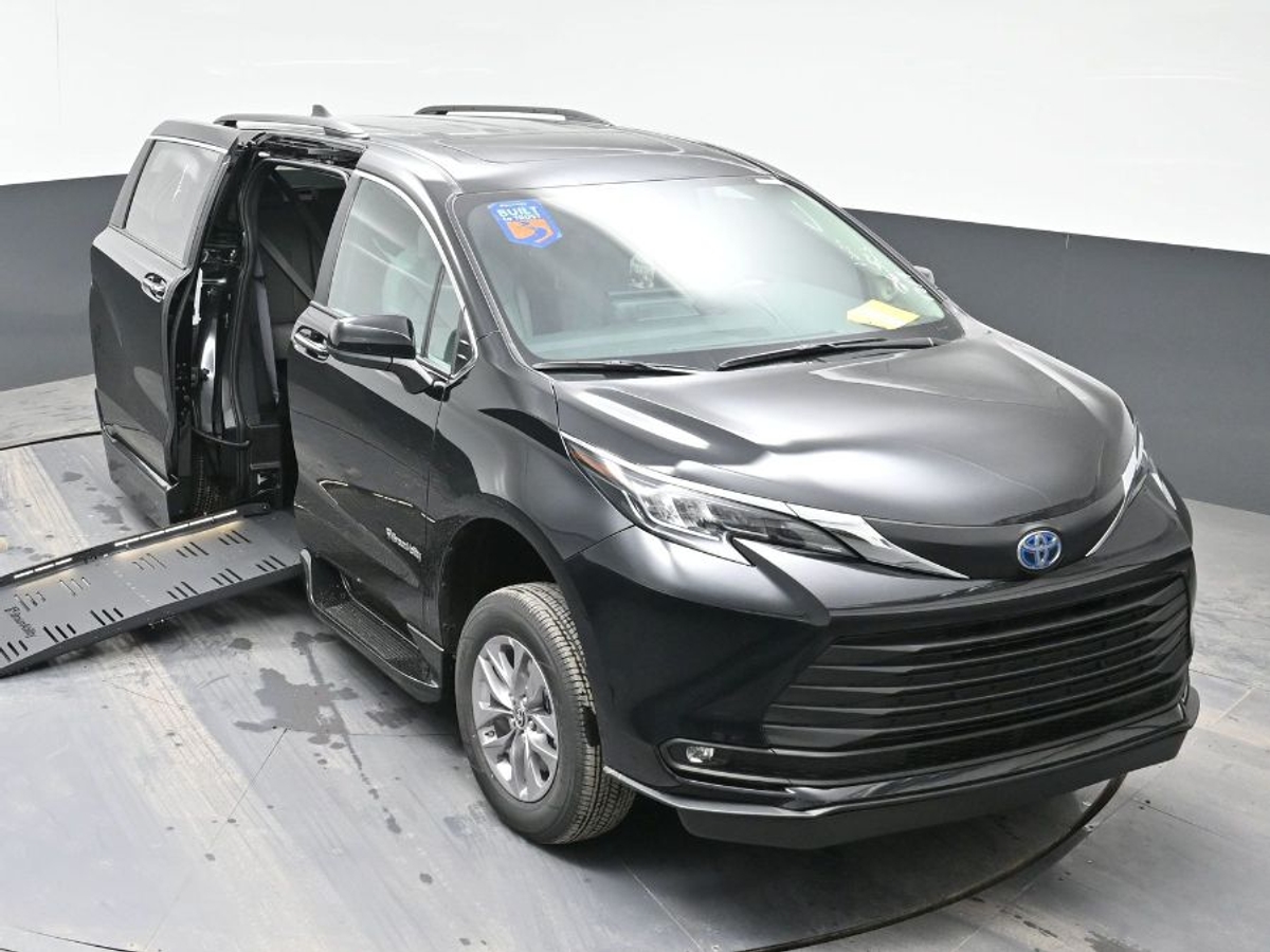 2025 TOYOTA SIENNA - Image 10