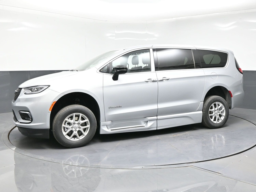 2026 Chrysler Pacifica Select's photo