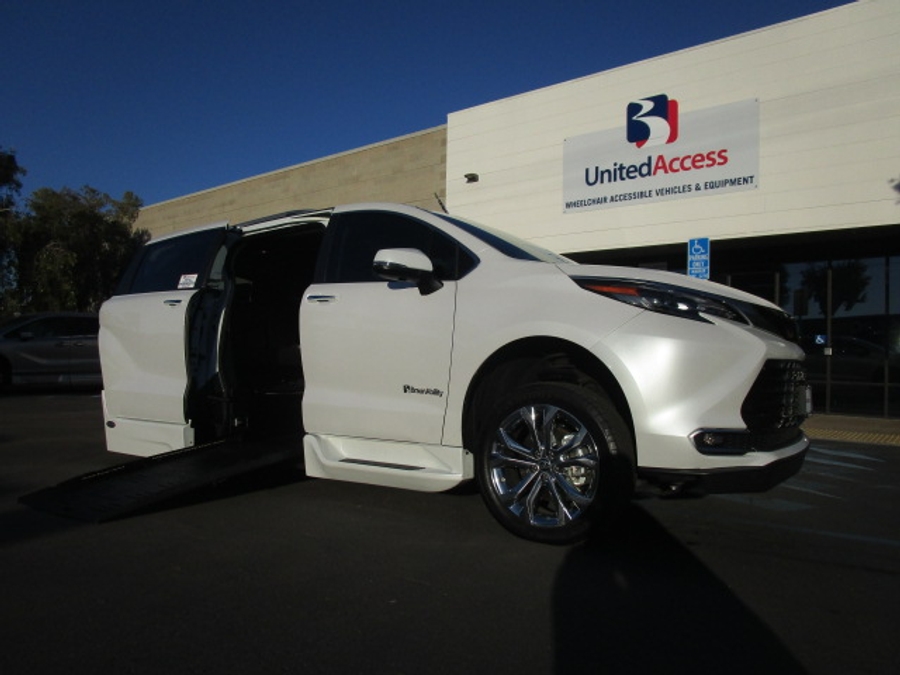 Used 2024 Toyota Sienna Hybrid Platinum - BraunAbility Side Entry Entry Fold Out Automatic Ramp